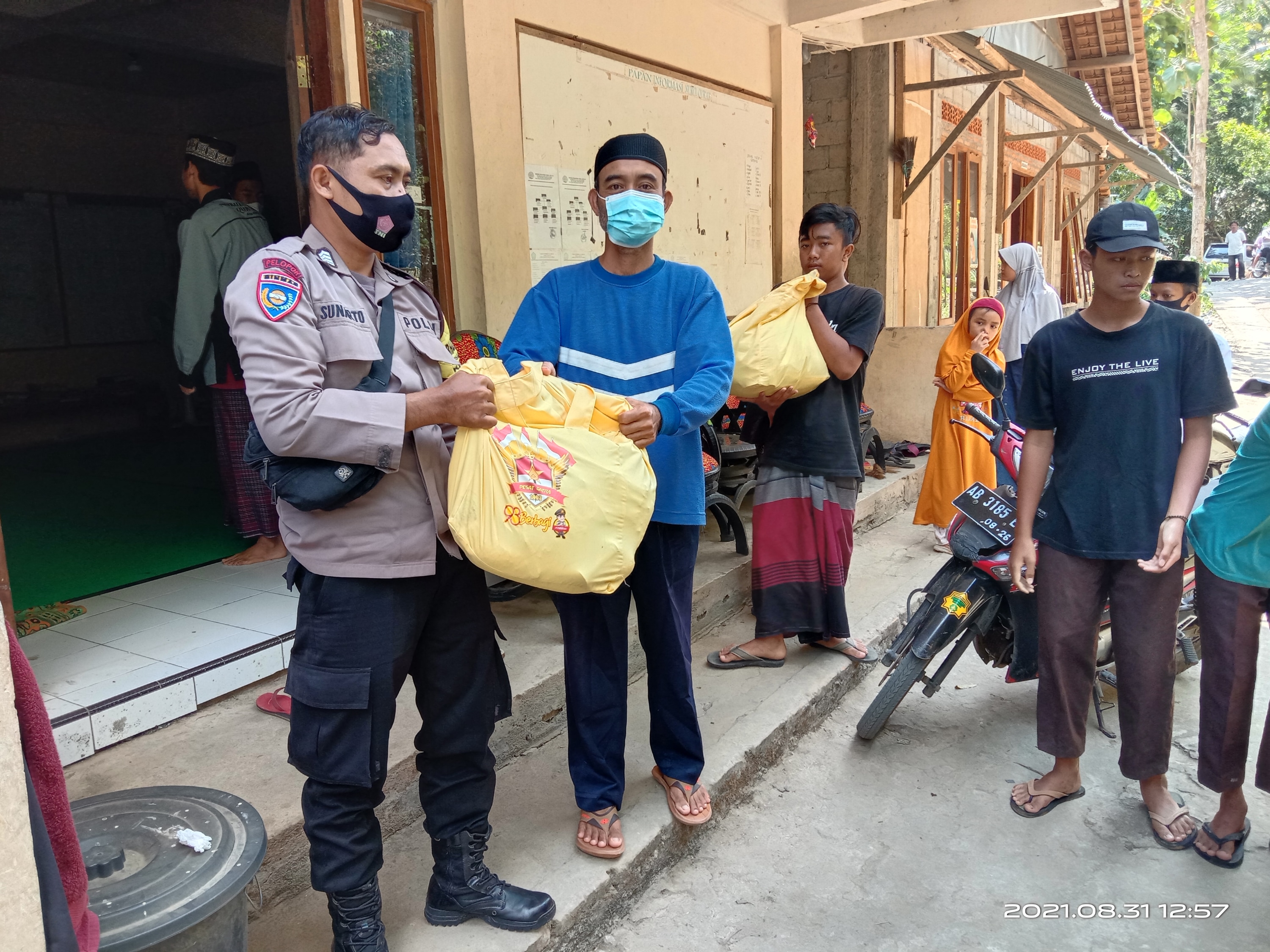 Kegiatan Sosial Polsek Kokap dan  Alumni Akpol 1993 